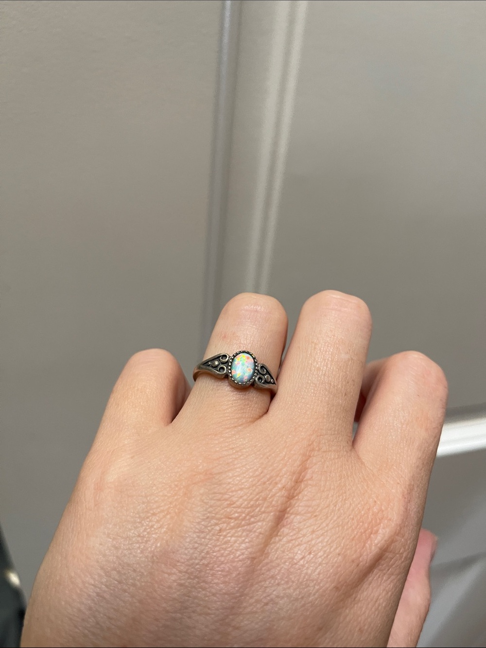 Opal Oval Ring in Iridescent White - 925 silver